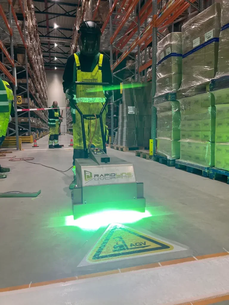 UV vloercoating applicatie met RapidLine belijning in magazijn