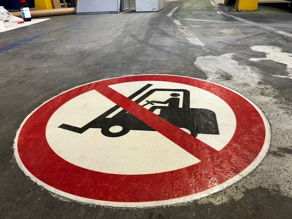 Slijtvaste SolidLux vloerprint met verbodspictogram voor vorkheftrucks op een industriële betonvloer
