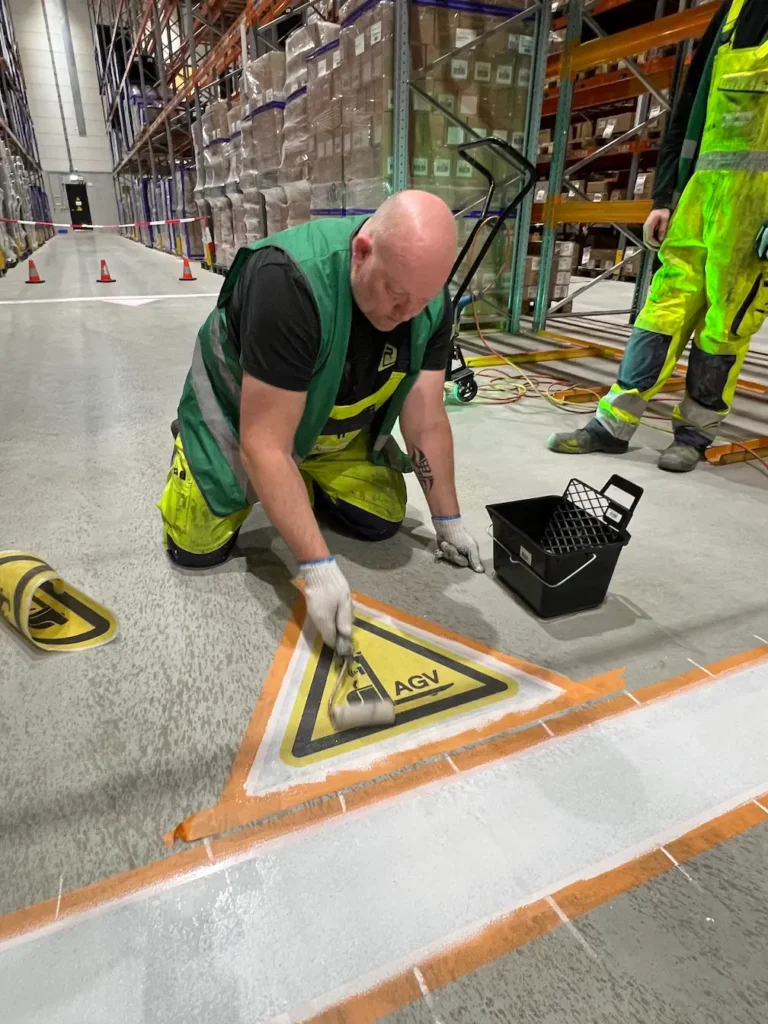 UV vloercoating met AGV markering aangebracht in logistiek magazijn